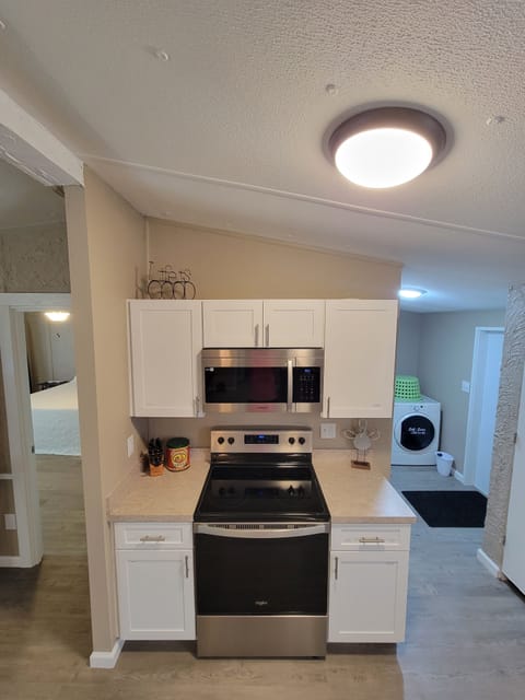 kitchen - cooking area - brand new cookware