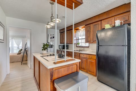 Kitchen | Trash Bags/Paper Towels | Dishware/Flatware Provided