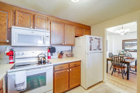 Kitchen | Cooking Basics | Coffee Maker | Paper Towels/Trash Bags Provided