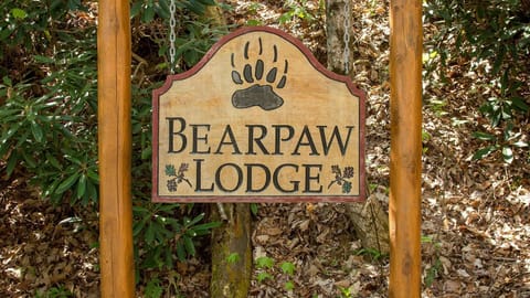 BearPaw Lodge is perfect for your luxurious cabin escape