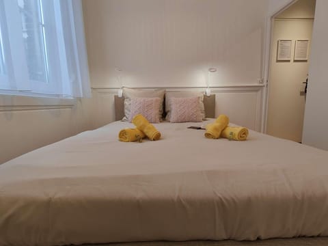 Bedroom: 160x200 cm² bed + bedside lamp