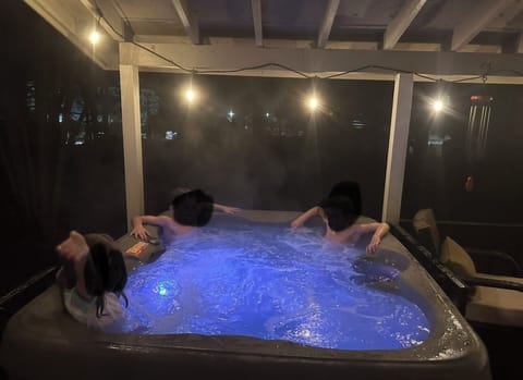4 person hot tub