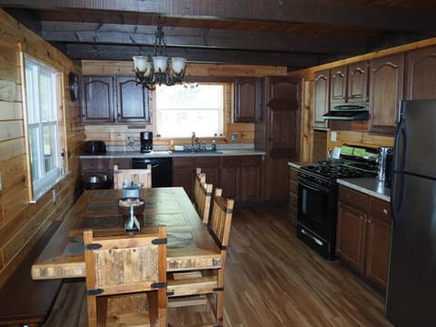 Kitchen w/ gas stove