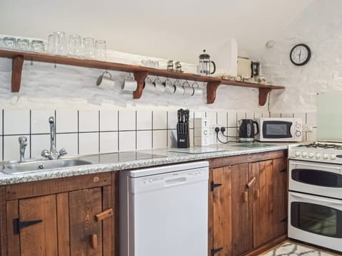 Kitchen | Y Beudy - Cwmiar Holiday Cottages, Llanllwni