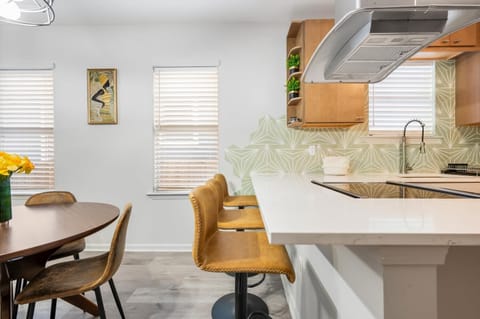 Seating available for 7 to enjoy your culinary creations. 