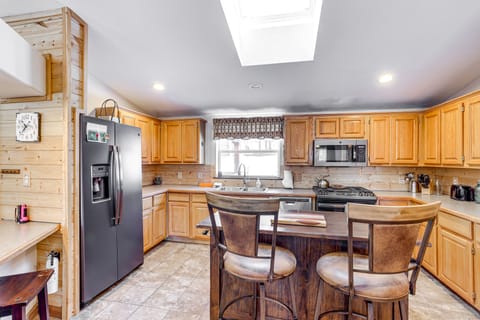 Kitchen | Equipped w/ Cooking Essentials