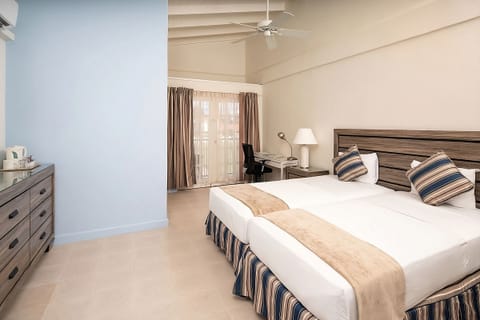 Unit with 2 single beds.  Exact unit will be assigned upon arrival. Views, colors and decor may vary.
