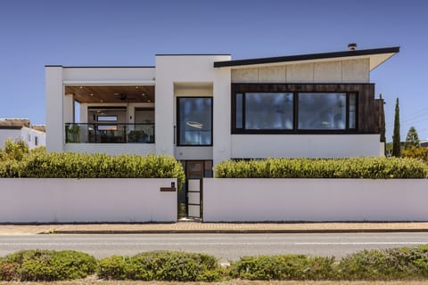 Elite Accommodation, Adelaide, Henley Beach, Sea View, Luxury Rental, WiFi, BBQ, Sleeps 9, Parking