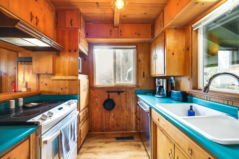 Kitchen | Trash Bags/Paper Towels | 1st Floor