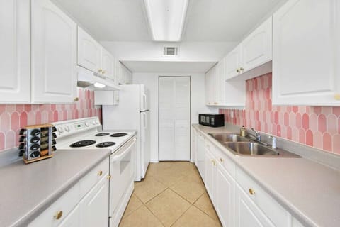 Discover a fully equipped kitchen with all the amenities you need! It's conveniently located near the dining area, and abundant natural light streams in from outside.