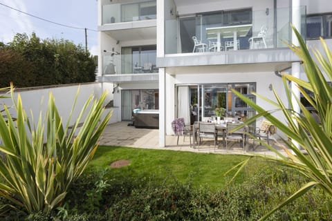 Front garden with outdoor seating - Rockpool at Salt