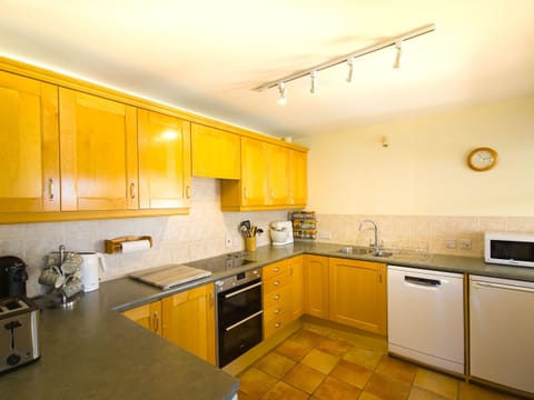 The well equipped kitchen