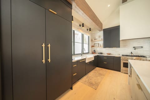 Up-scale, fully equipped kitchen