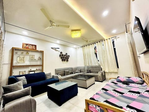 Large Living Room with capacity to sit around 10 people