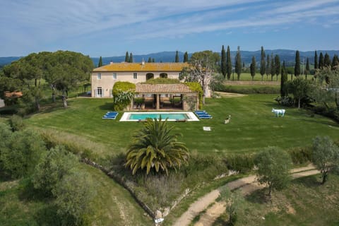 Activities, Balcony / Terrace / Patio, Building Exterior, Garden, Main Entrance, Pool, Spring, Summer