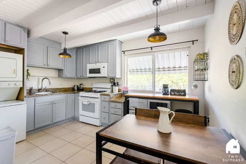 From quick breakfasts to family dinners, this kitchen is ready to make every meal memorable 🍽️