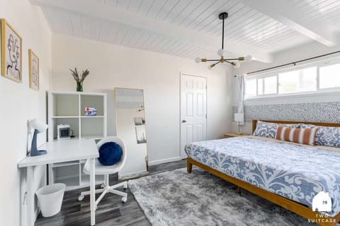 Spacious room with a comfortable bed and a dedicated workspace for your stay 💻