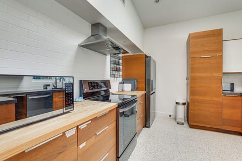 Kitchen | Equipped w/ Cooking Essentials