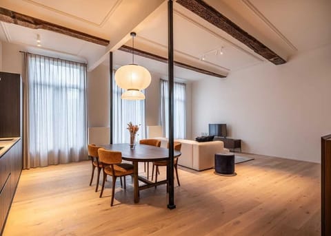 Stylish and bright living room with view on the vibrant city center