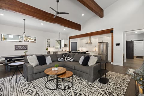 Grandeur meets coziness. Massive vaulted wood beams