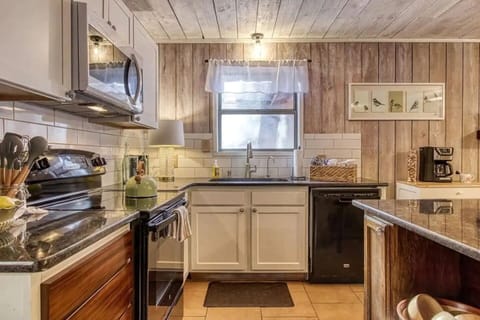 Sleepy Bear's kitchen and dining area