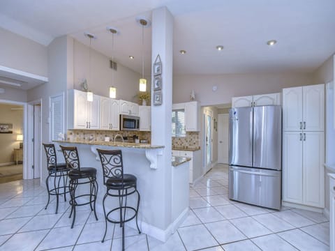 Kitchen | Breakfast Bar