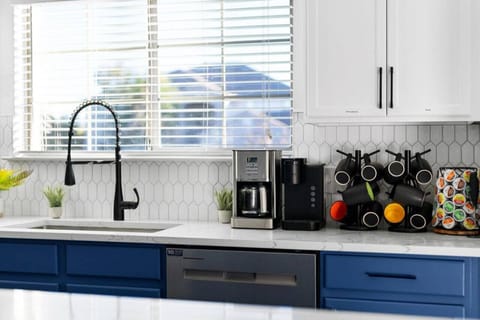 Fully equipped kitchen equipped with microwave, stove, oven, fridge, coffee machine, complimentary coffee, toaster, and more. 🍽️