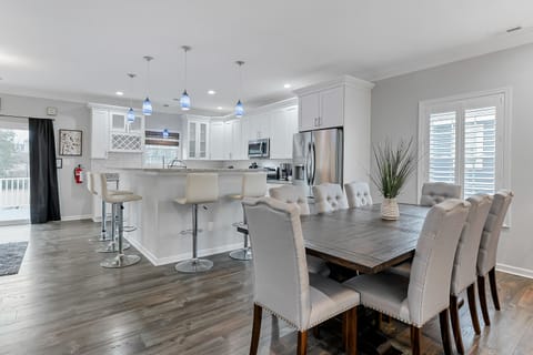 Everyone can sit together with 2 dining tables and a spacious kitchen island!