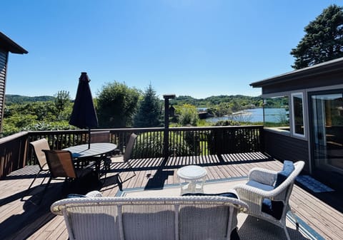 Waterfront! Relax on the deck overlooking Betsie Bay and watch the wildlife!
