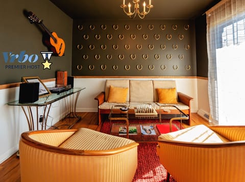 👑The Kingston👑Ready to begin your Bourbon and Horse Adventures?🥃🏇🏼