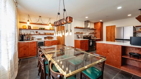 🍽️ Dining for 8 in fully remodeled kitchen!
Enjoy the vintage Milo dining table