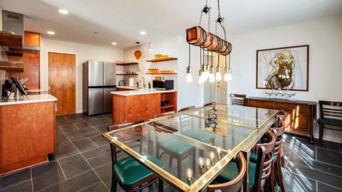 🍴Enough space for the entire family