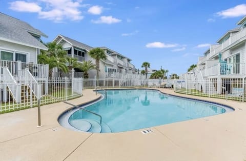 Beautiful Gated Pool to Relax
Swimming Pool Hours: 9am - 10pm