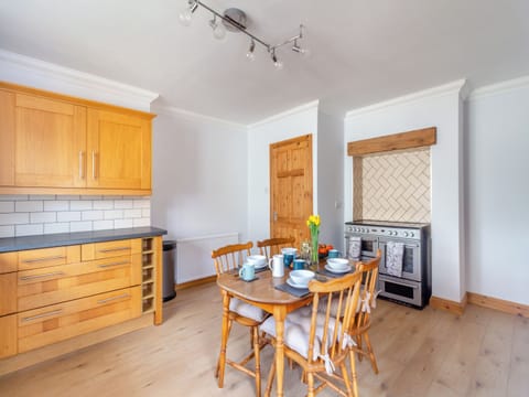 Kitchen/diner | Ty Cwtch, Seven Sisters Neath, near Swansea