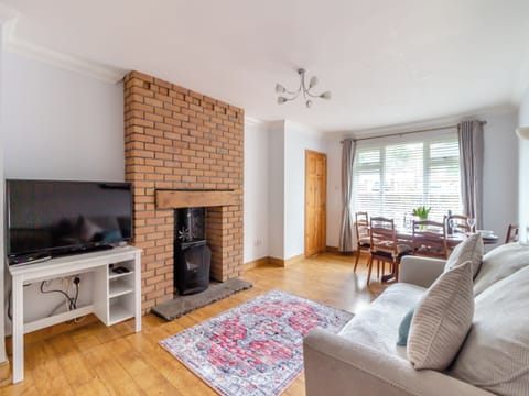 Living room/dining room | Ty Cwtch, Seven Sisters Neath, near Swansea