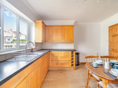 Kitchen/diner | Ty Cwtch, Seven Sisters Neath, near Swansea