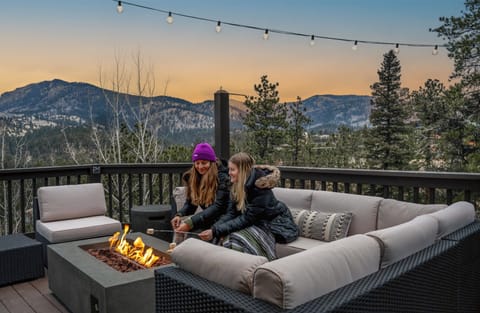 Cozy up with loved ones around the warm gas firepit while soaking in the scenery