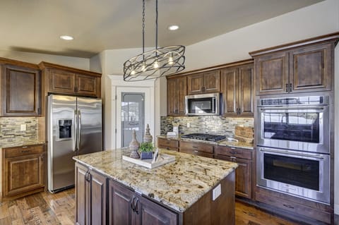 Fully equipped kitchen with high end appliances and counter tops!