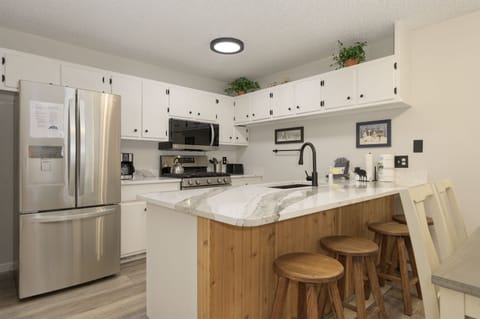 Kitchen - Beautiful kitchen with seating for 4 people