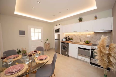 Serenity Apartment Arillas Corfu- kitchen and dining