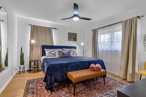 Spacious main bedroom w/ high end King Size Memory Foam Mattress