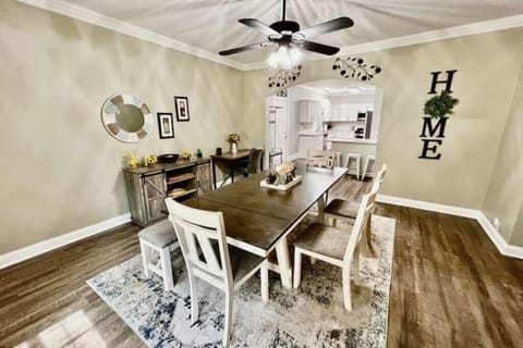 Seating for 8 at dining table