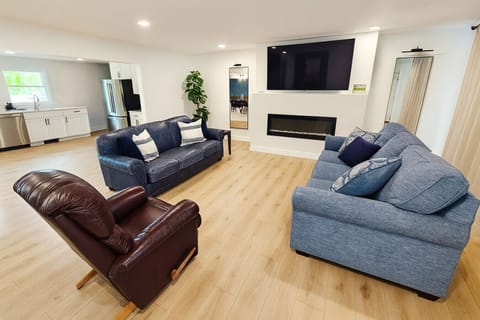 Spacious Living Room | Queen Pullout Couch | Fireplace