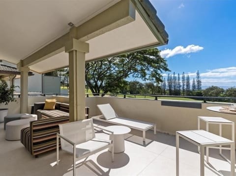 Large lanai with outdoor sectional, sun lounger and bar table 