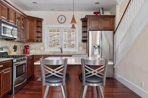 Delicious vacation meals come easily out of this awesome fully-equipped kitchen.