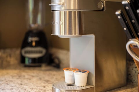 Smoky Mountain Game Den's fully equipped kitchen