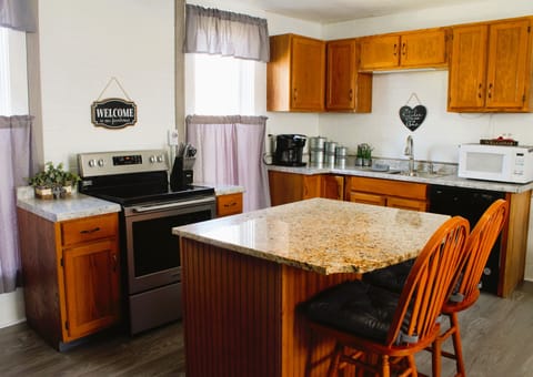 Spacious island for cooking for visiting 