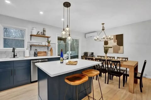 Simple and clean.  Whether its family dinner or brunch, you can do it all here.