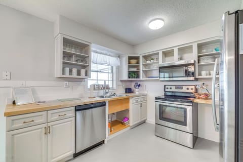 Kitchen | Keurig Coffee Maker | Dishwasher | Dishware & Flatware