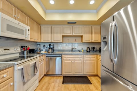 As you navigate this culinary oasis, take delight in the abundance of storage space and thoughtful organization solutions that make meal preparation a breeze.